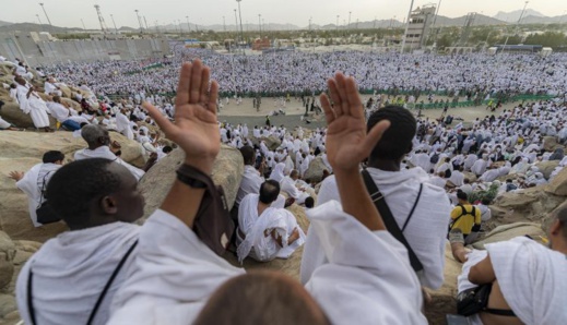 ضيوف الرحمن ينفرون من مزدلفة إلى منى في أول أيام عيد الأضحى ضيوف الرحمن ينفرون من مزدلفة إلى منى في أول أيام عيد الأضحى