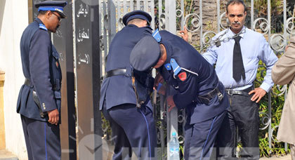 شرطي ناظوري يربط نفسه بسلسلة حديدية احتجاجا على طرده التعسفي من العمل شرطي ناظوري يربط نفسه بسلسلة حديدية احتجاجا على طرده التعسفي من العمل