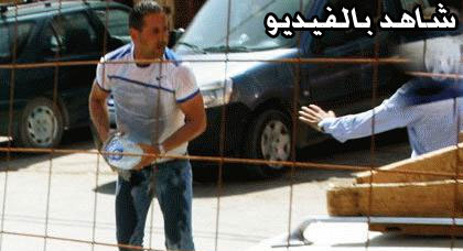بالصوت والصورة: شخص يحاول إحراق نفسه بأزغنغان احتجاجاً على حكم بالإفراغ بالصوت والصورة: شخص يحاول إحراق نفسه بأزغنغان احتجاجاً على حكم بالإفراغ