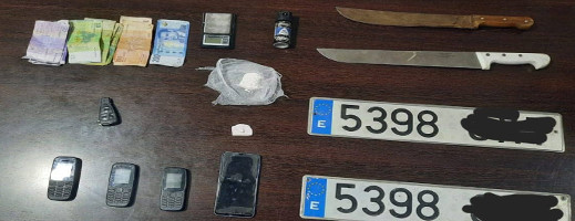الأمن يوقف شخصين متلبسين بترويج المخدرات الصلبة بحي بويزازان بالناظور الأمن يوقف شخصين متلبسين بترويج المخدرات الصلبة بحي بويزازان بالناظور