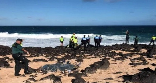 انطلق من المغرب.. العثور على جثتي امرأة وطفلة في قارب للمهاجرين قبالة إسبانيا انطلق من المغرب.. العثور على جثتي امرأة وطفلة في قارب للمهاجرين قبالة إسبانيا