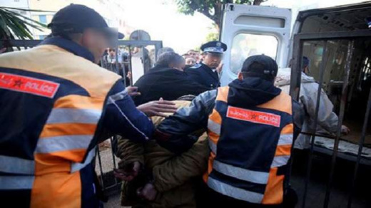 شرطي يستعمل مسدسه لإنقاذ زميله من ثلاثيني هاجمه بالسلاح الأبيض ورشقهما بالحجارة شرطي يستعمل مسدسه لإنقاذ زميله من ثلاثيني هاجمه بالسلاح الأبيض ورشقهما بالحجارة