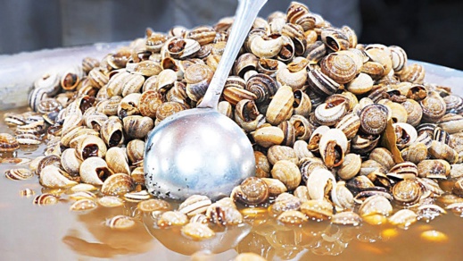 بائعو "الببوش" يرفعون أسعار الزلافة إلى 20 درهما وسط استياء رواد الكورنيش بائعو "الببوش" يرفعون أسعار الزلافة إلى 20 درهما وسط استياء رواد الكورنيش