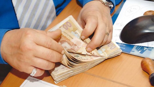 وزارة التربية الوطنية تشرع في صرف المنح المالية للمستفيدين من برنامج "تيسير" وزارة التربية الوطنية تشرع في صرف المنح المالية للمستفيدين من برنامج "تيسير"