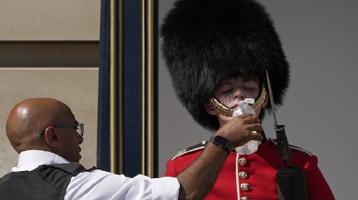 إعلان حالة الطوارئ في جميع أنحاء بريطانيا بعد تسجيل درجات حرارة مخيفة إعلان حالة الطوارئ في جميع أنحاء بريطانيا بعد تسجيل درجات حرارة مخيفة