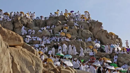 رغم أنها محرمة على غير المسلمين.. صحفي صهيوني يتسلل إلى مكة ويأخذ صورا على جبل عرفات