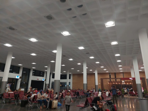 صور لفضيحة ثانية للعربية للطيران بالناظور.. مطار العروي الدولي يتحول إلى مخيم للمنتظرين صور لفضيحة ثانية للعربية للطيران بالناظور.. مطار العروي الدولي يتحول إلى مخيم للمنتظرين