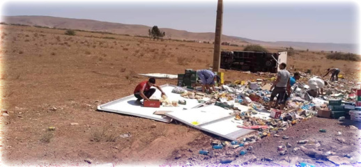 خسائر مادية إثر انقلاب شاحنة للسلع في مدخل أفسو خسائر مادية إثر انقلاب شاحنة للسلع في مدخل أفسو