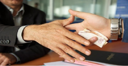 رشوة 6000 درهم تقود عون سلطة للاعتقال رشوة 6000 درهم تقود عون سلطة للاعتقال