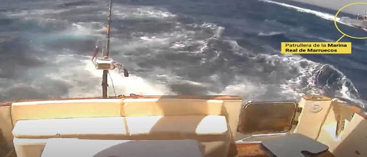 زورق دورية مغربي يطرد قوارب من المياه الإسبانية 