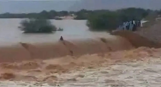 أزيد من عشرين ساعة.. طفل موريتاني عالق يصارع مياه الفيضان أزيد من عشرين ساعة.. طفل موريتاني عالق يصارع مياه الفيضان