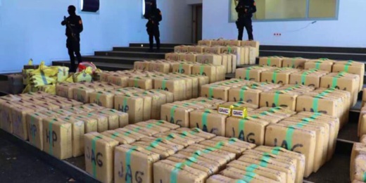 الأمن يحجز طنين من مخدر الشيرا ويوقف شخصين متورطين في الاتجار الدولي للمخدرات الأمن يحجز طنين من مخدر الشيرا ويوقف شخصين متورطين في الاتجار الدولي للمخدرات