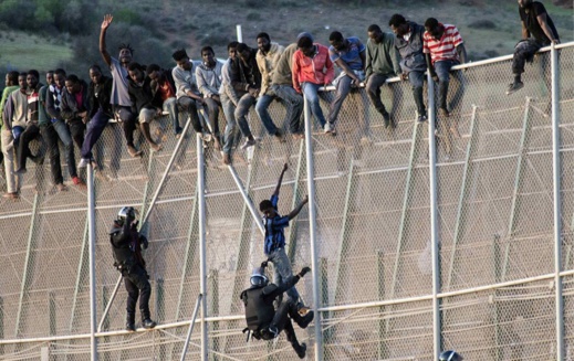 أكثر من 2500 مهاجر غير نظامي يحضرون لاقتحام جماعي جديد لحدود مليلية أكثر من 2500 مهاجر غير نظامي يحضرون لاقتحام جماعي جديد لحدود مليلية