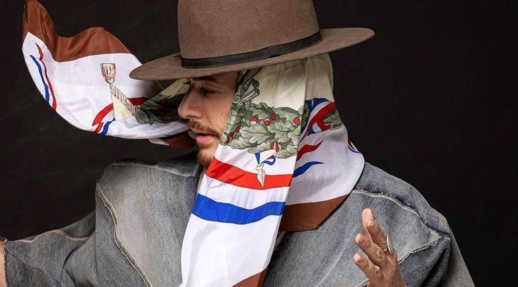 لمجرد يعود لإثارة الجدل من جديد بوضعه لغطاء رأس نسائي لمجرد يعود لإثارة الجدل من جديد بوضعه لغطاء رأس نسائي