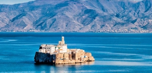 الجيش الإسباني يهدم معلمة تاريخية بجزيرة النكور الجيش الإسباني يهدم معلمة تاريخية بجزيرة النكور