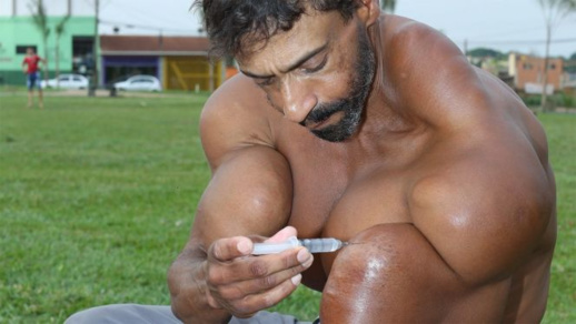 مصرع العملاق البرازيلي "هالك" بحقنة زيت مصرع العملاق البرازيلي "هالك" بحقنة زيت