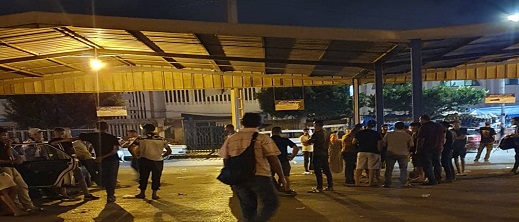سمسرة وفوضى وابتزاز.. سائقو "الطاكسيات" بمحطة الناظور يتحدون القانون سمسرة وفوضى وابتزاز.. سائقو "الطاكسيات" بمحطة الناظور يتحدون القانون