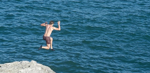 قفزة خاطئة في البحر تكسر ظهر شاب في العشرينيات من عمره قفزة خاطئة في البحر تكسر ظهر شاب في العشرينيات من عمره