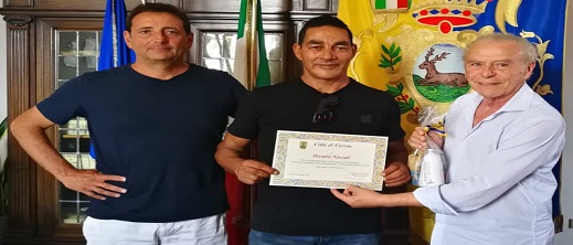 رئيس بلدية إيطالية يكرم مغربيا أنقذ خمسة أشخاص من الغرق رئيس بلدية إيطالية يكرم مغربيا أنقذ خمسة أشخاص من الغرق