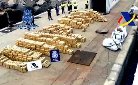 السلطات الإسبانية تحجز 6 أطنان من الحشيش المغربي على متن قارب شراعي السلطات الإسبانية تحجز 6 أطنان من الحشيش المغربي على متن قارب شراعي