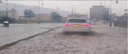 شاهدوا.. أمطار غزيرة في الحسيمة غمرت الشوارع بالمياه شاهدوا.. أمطار غزيرة في الحسيمة غمرت الشوارع بالمياه