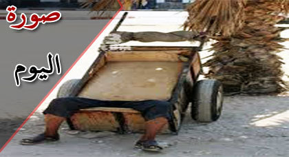 صورة اليوم : عامل بسيط يفاجئه التعب الشديد فينام في عربته