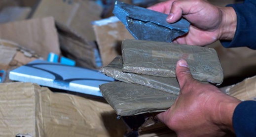 إحباط محاولة لتهريب أزيد من ثلاثة أطنان من مخدر "الشيرا" إحباط محاولة لتهريب أزيد من ثلاثة أطنان من مخدر "الشيرا"