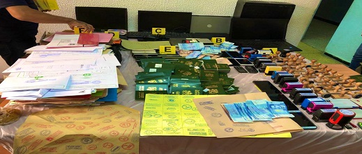 توقيف شبكة إجرامية متورطة في تزوير "وثائق تأشيرات شينغن" توقيف شبكة إجرامية متورطة في تزوير "وثائق تأشيرات شينغن"