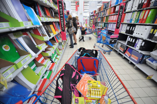 كتبيون يطالبون وزير التجارة بالتدخل لإنهاء الاحتكار والغلاء الذي طال المستلزمات الدراسية