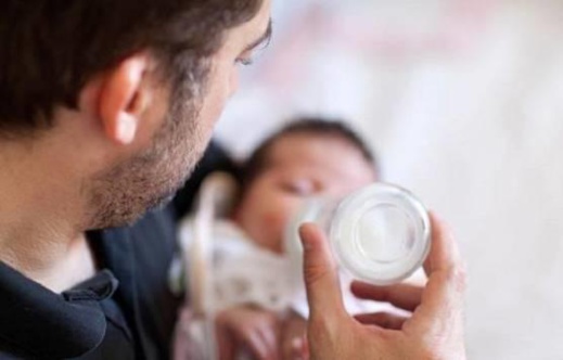 عطلة الأبوة للرجال الموظفين تدخل حيز التنفيذ عطلة الأبوة للرجال الموظفين تدخل حيز التنفيذ