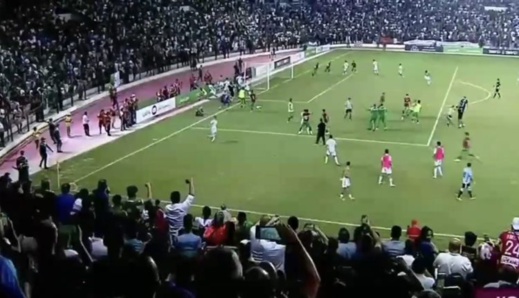 الجامعة تدين الاعتداء الوحشي الذي تعرض له لاعبو المنتخب الوطني في الجزائر الجامعة تدين الاعتداء الوحشي الذي تعرض له لاعبو المنتخب الوطني في الجزائر
