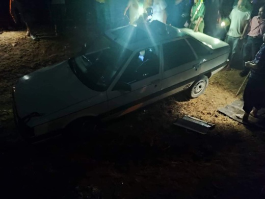 مواطنون يطاردون سيارة نواحي العروي اثر الاشتباه في ركابها مواطنون يطاردون سيارة نواحي العروي اثر الاشتباه في ركابها