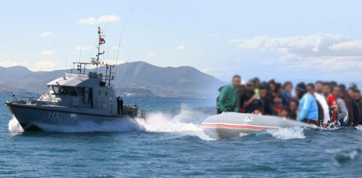 البحرية الملكية تتدخل مباشرة على شواطئ الناظور لإجهاض عملية "حريك" جماعي البحرية الملكية تتدخل مباشرة على شواطئ الناظور لإجهاض عملية "حريك" جماعي