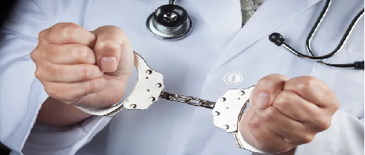 توقيف طبيب متهم بالقتل الخطأ.. وابتزاز النساء توقيف طبيب متهم بالقتل الخطأ.. وابتزاز النساء