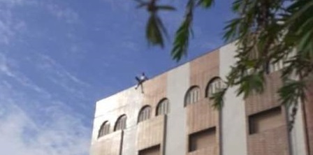 شاب ينفذ شخصا حاول رمي نفسه من سطح عمارة بأزغنغان شاب ينفذ شخصا حاول رمي نفسه من سطح عمارة بأزغنغان