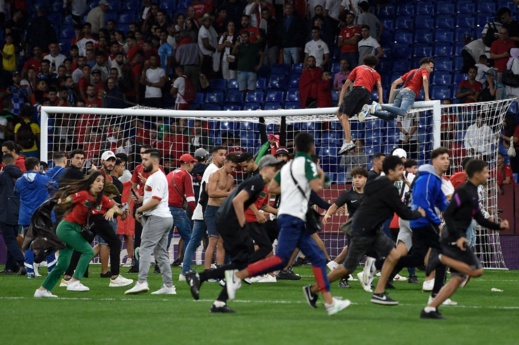 بعد اقتحام جمهور أسود الأطلس لملعبها.. إدارة إسبانيول برشلونة تعلق بعد اقتحام جمهور أسود الأطلس لملعبها.. إدارة إسبانيول برشلونة تعلق