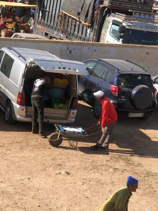 تلويث حي سكني في سلوان ببقايا ومخلفات الأسماك يثير استياء الساكنة تلويث حي سكني في سلوان ببقايا ومخلفات الأسماك يثير استياء الساكنة