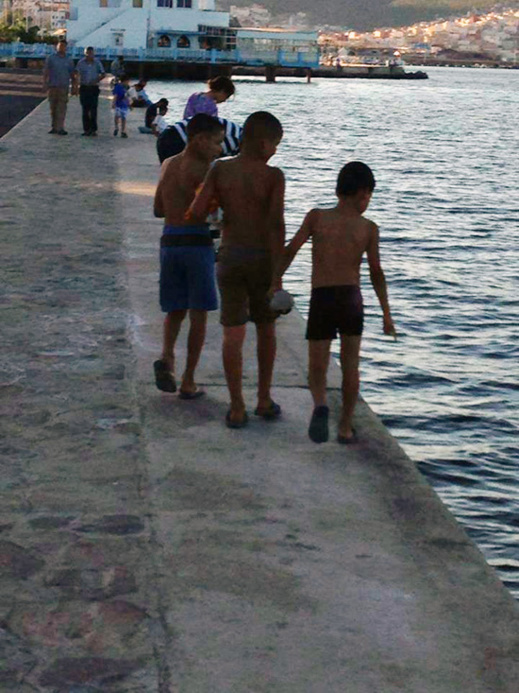 صورة اليوم : أطفال صغار يقضون نهار رمضان في السباحة ببحيرة مارتشيكا