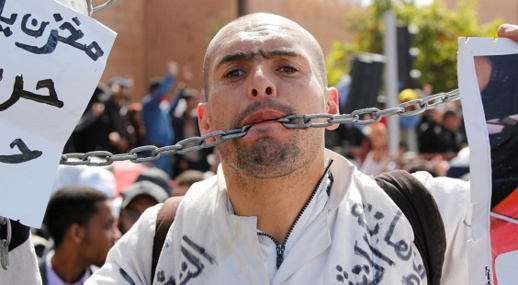 أساتذة التعاقد يحملون شارات التظاهر ويهددون بعدم تسليم نقط أوراق المراقبة المستمرة أساتذة التعاقد يحملون شارات التظاهر ويهددون بعدم تسليم نقط أوراق المراقبة المستمرة