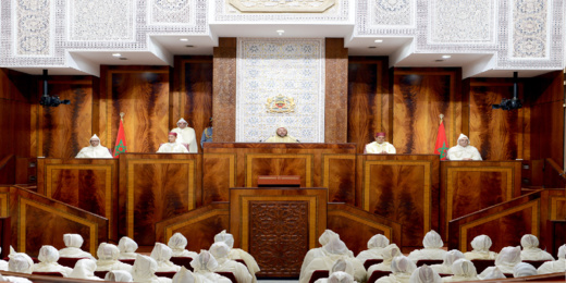 نواب الأمة مطالبون بالحضور إلى مقر البرلمان مرتدين الزي الوطني نواب الأمة مطالبون بالحضور إلى مقر البرلمان مرتدين الزي الوطني