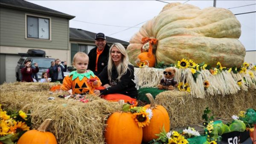 ڭــرعة" وزنها أكثر من طن تخطف الأنظار في مهرجان أمريكي" ڭــرعة" وزنها أكثر من طن تخطف الأنظار في مهرجان أمريكي"