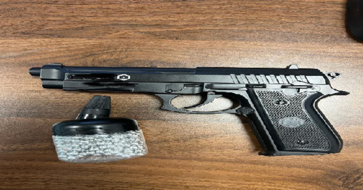 الجمارك بالناظور تحجز مسدسا ناريا أراد مهاجر مغربي إدخاله عبر المطار الجمارك بالناظور تحجز مسدسا ناريا أراد مهاجر مغربي إدخاله عبر المطار