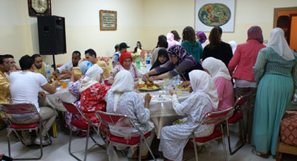 جمعية الإحسان تنظم حفل عشاء جماعي بدار المسنين بالحسيمة