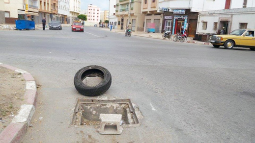 صورة اليوم : إطار عجلة سيارة للتنبيه إلى وجود حفرة في طريق رئيسي