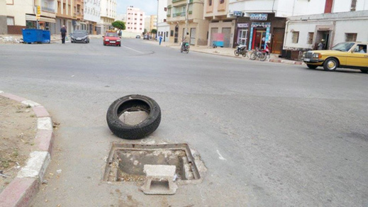 صورة اليوم : إطار عجلة سيارة للتنبيه إلى وجود حفرة في طريق رئيسي صورة اليوم : إطار عجلة سيارة للتنبيه إلى وجود حفرة في طريق رئيسي