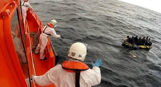 الحرس المدني الإسباني يعترض قاربا كان على متنه 43 مهاجرا سريا ينحدرون من الريف الحرس المدني الإسباني يعترض قاربا كان على متنه 43 مهاجرا سريا ينحدرون من الريف