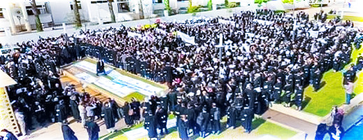 صور.. آلاف المحامين يحتجون أمام وزارة العدل مطالبين الوزير بالرحيل صور.. آلاف المحامين يحتجون أمام وزارة العدل مطالبين الوزير بالرحيل