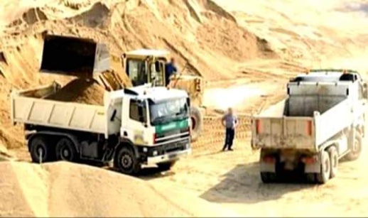 الدرك يحجز شاحنة ويوقف سائقها بسبب سرقة الرمال من نهر ملوية برأس الماء