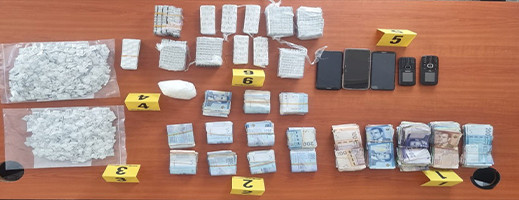 صور.. توقيف 3 أشخاص وحجز كمية من الأقراص المخدرة والكوكايين صور.. توقيف 3 أشخاص وحجز كمية من الأقراص المخدرة والكوكايين