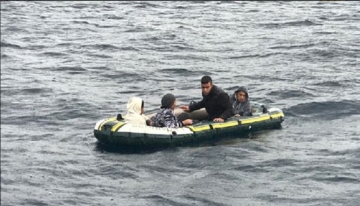 ثمانية مهاجرين مغاربة يصلون إلى مليلية على متن قارب مطاطي ثمانية مهاجرين مغاربة يصلون إلى مليلية على متن قارب مطاطي